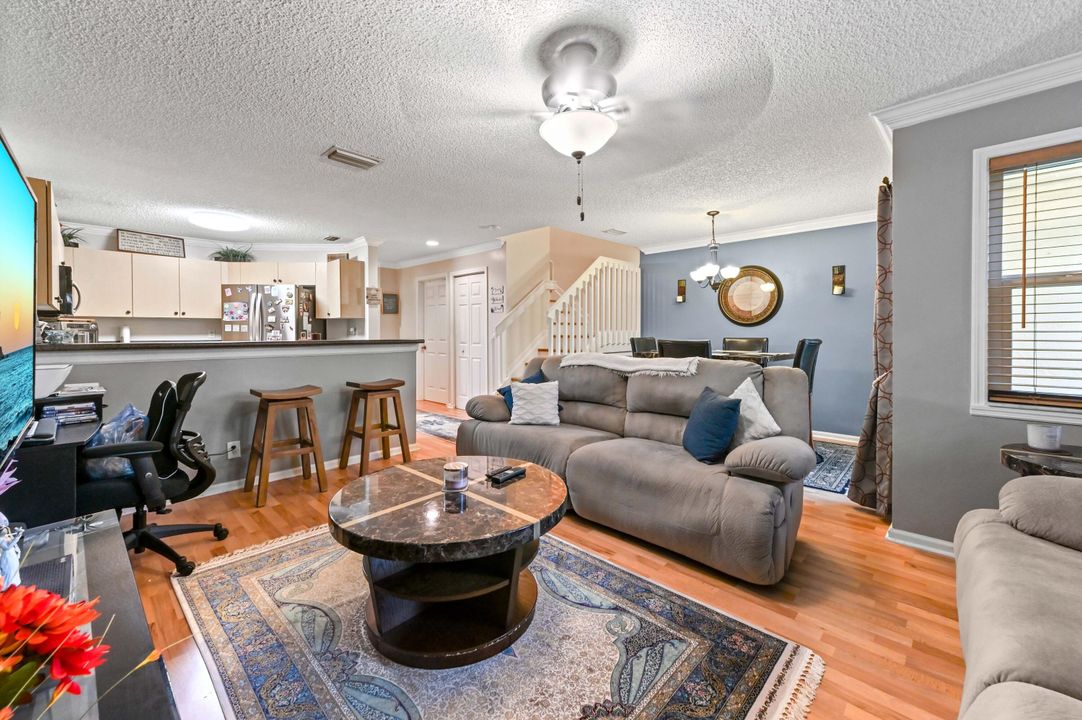 合同活跃: $330,000 (2 贝兹, 2 浴室, 1383 平方英尺)