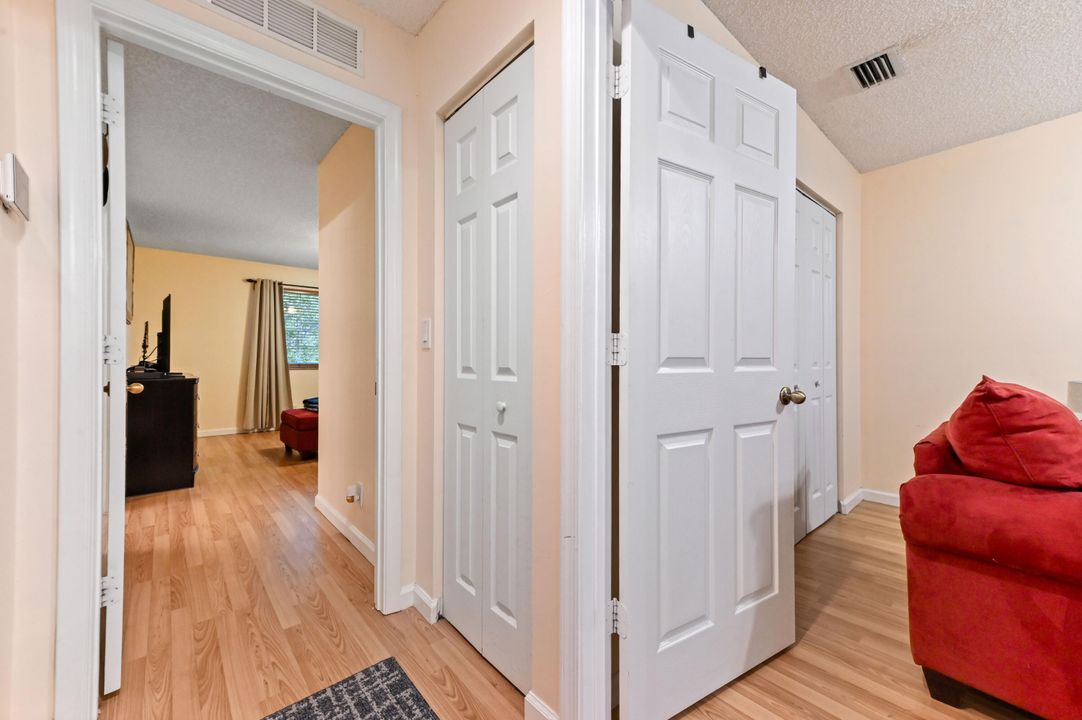 合同活跃: $330,000 (2 贝兹, 2 浴室, 1383 平方英尺)