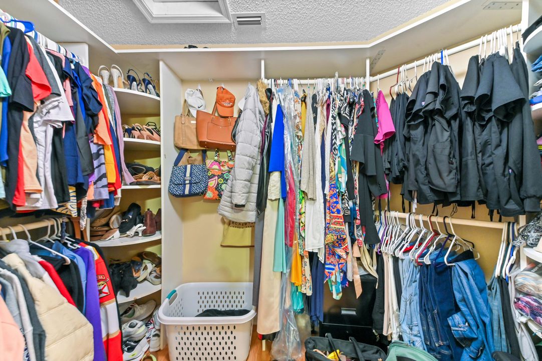 合同活跃: $330,000 (2 贝兹, 2 浴室, 1383 平方英尺)