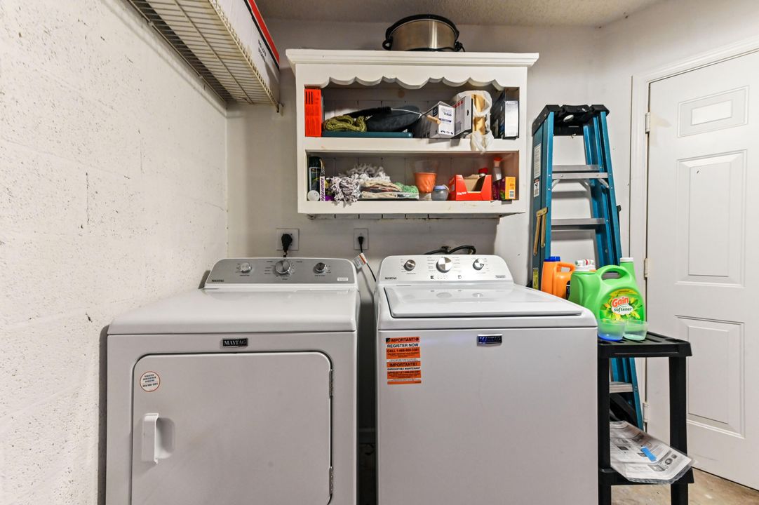 合同活跃: $330,000 (2 贝兹, 2 浴室, 1383 平方英尺)