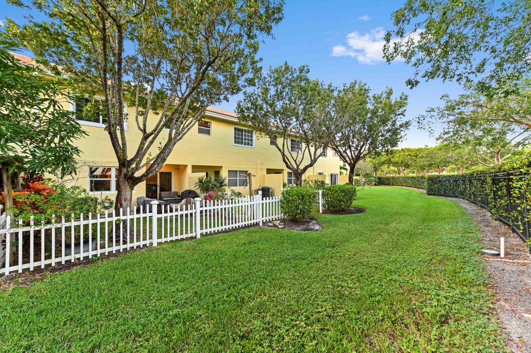 合同活跃: $330,000 (2 贝兹, 2 浴室, 1383 平方英尺)