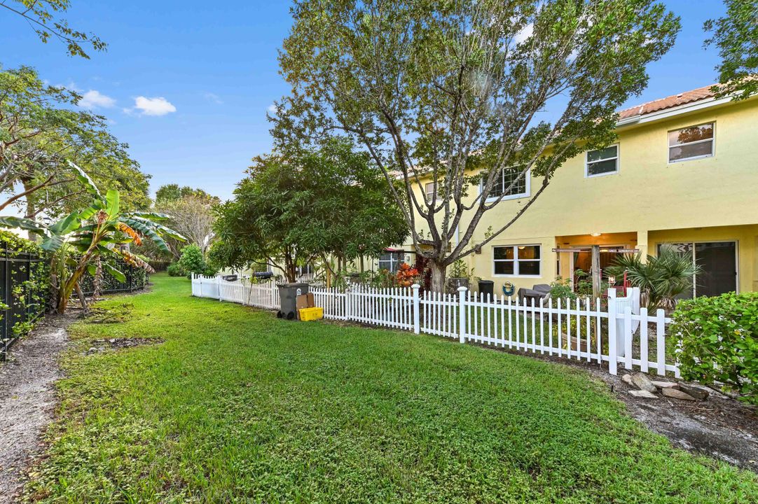 合同活跃: $330,000 (2 贝兹, 2 浴室, 1383 平方英尺)