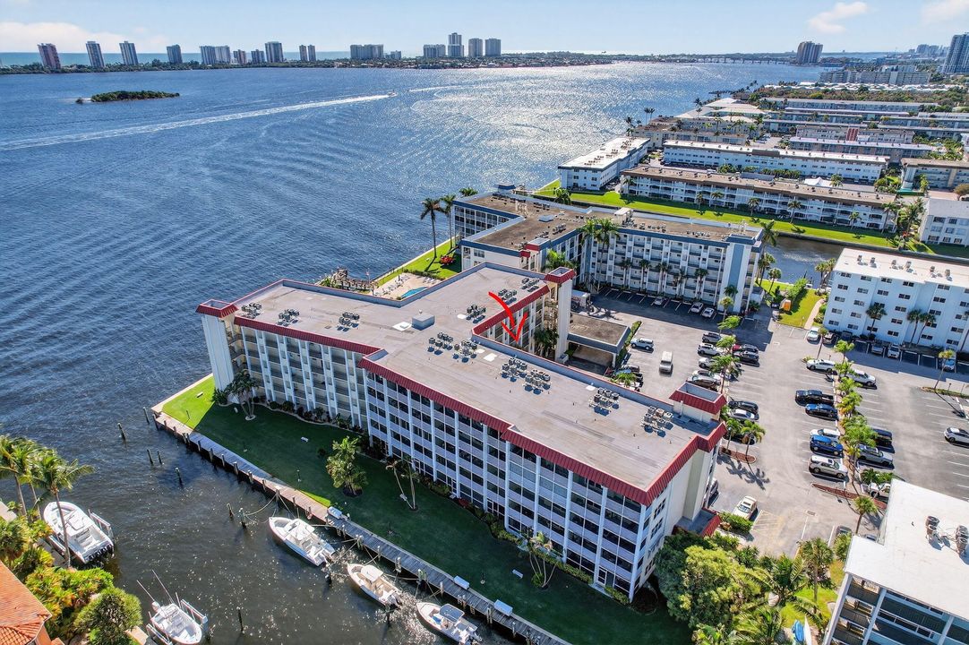 For Sale: $335,000 (2 beds, 2 baths, 1079 Square Feet)