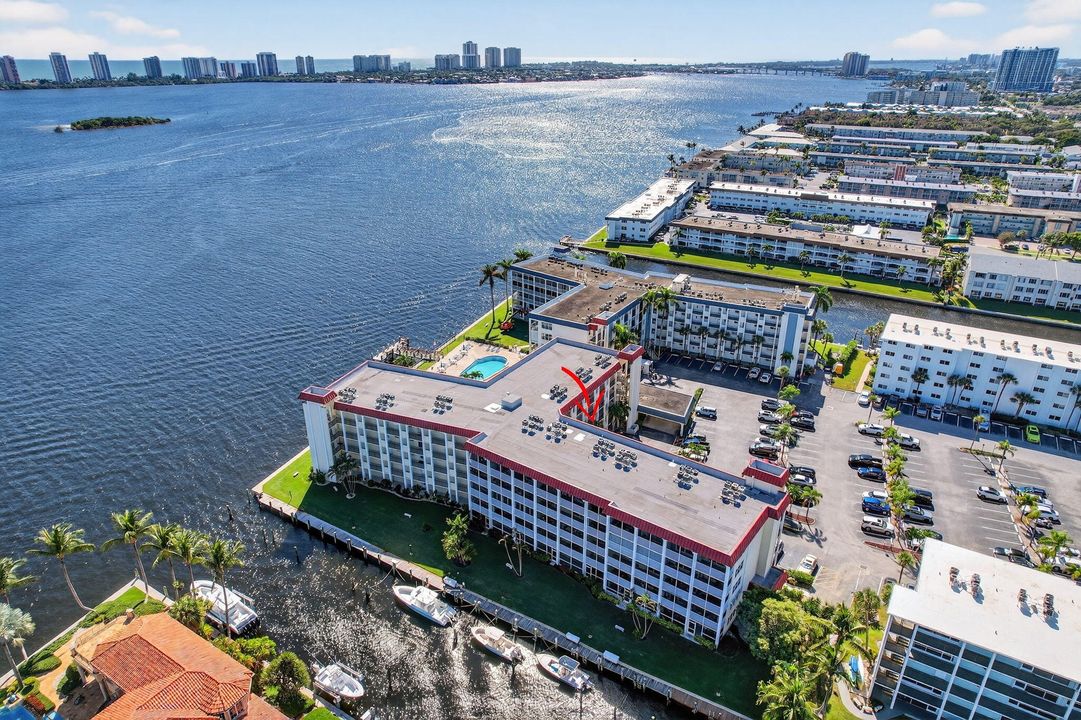 For Sale: $335,000 (2 beds, 2 baths, 1079 Square Feet)