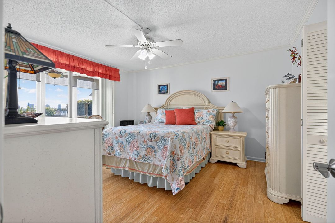 For Sale: $335,000 (2 beds, 2 baths, 1079 Square Feet)