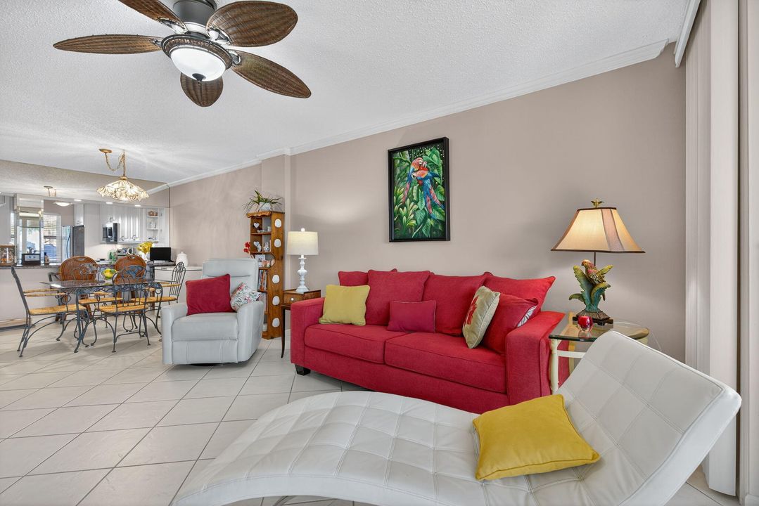 For Sale: $335,000 (2 beds, 2 baths, 1079 Square Feet)