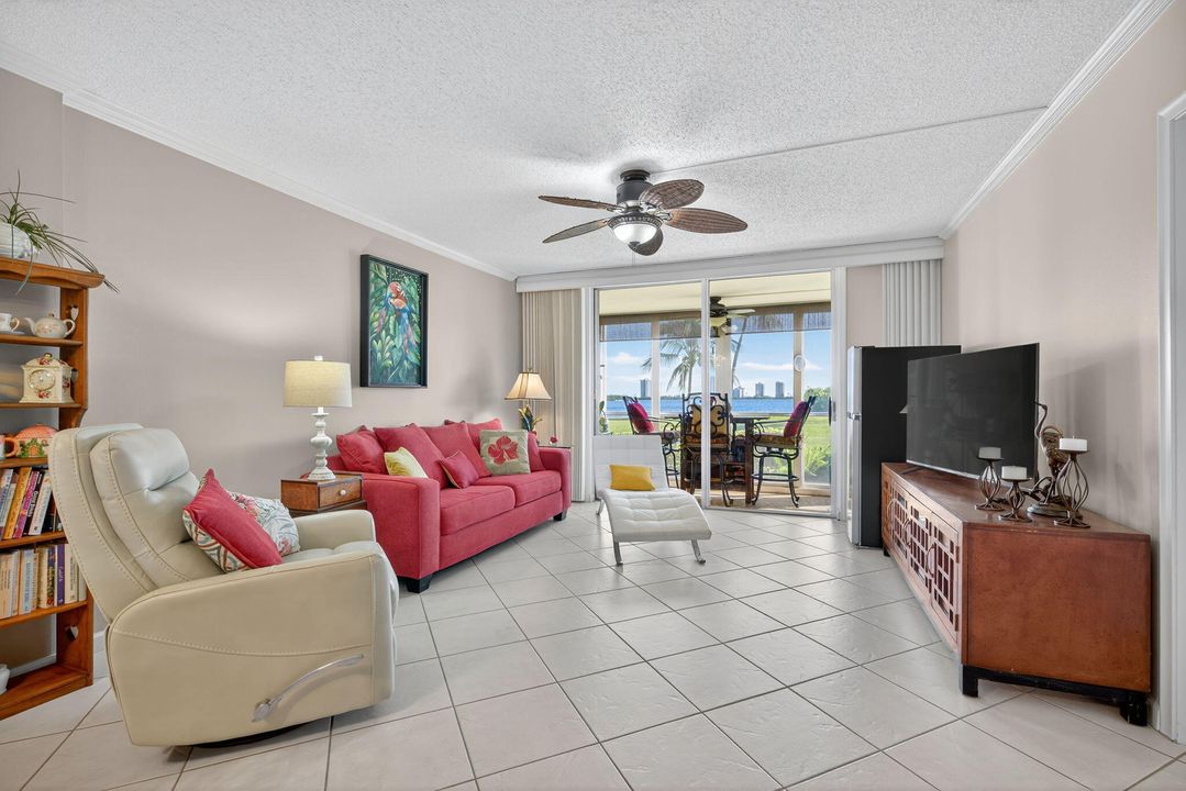 For Sale: $335,000 (2 beds, 2 baths, 1079 Square Feet)