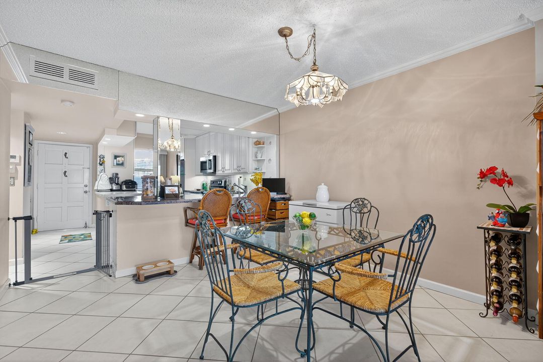 For Sale: $335,000 (2 beds, 2 baths, 1079 Square Feet)