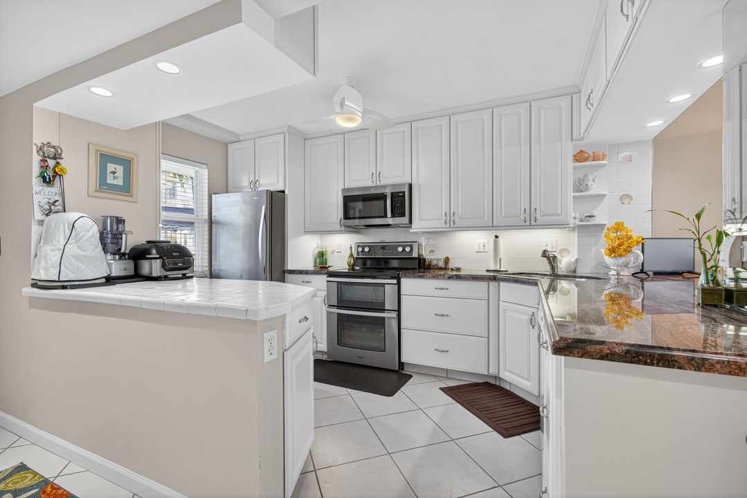 For Sale: $335,000 (2 beds, 2 baths, 1079 Square Feet)