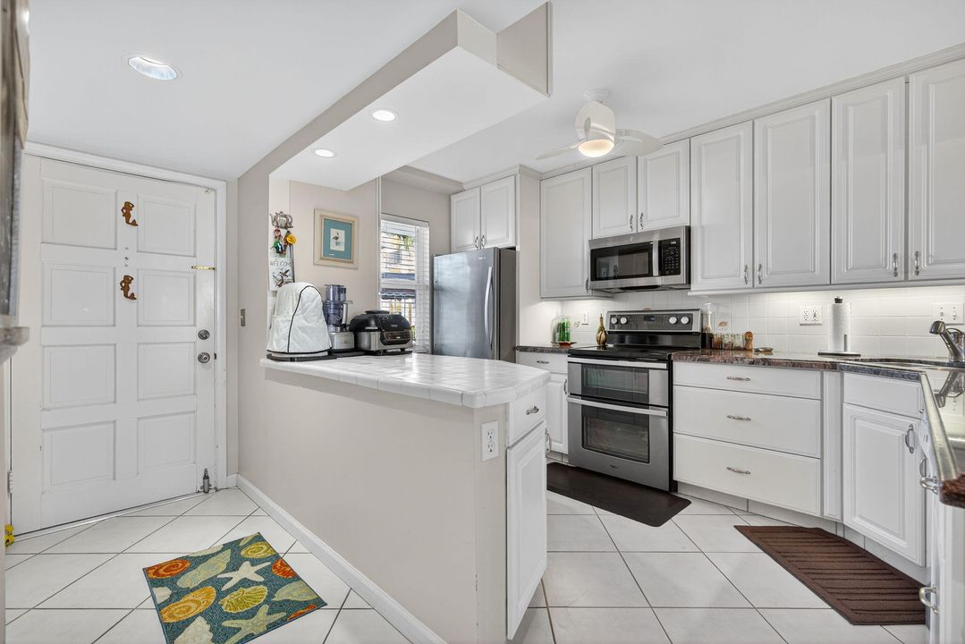 For Sale: $335,000 (2 beds, 2 baths, 1079 Square Feet)