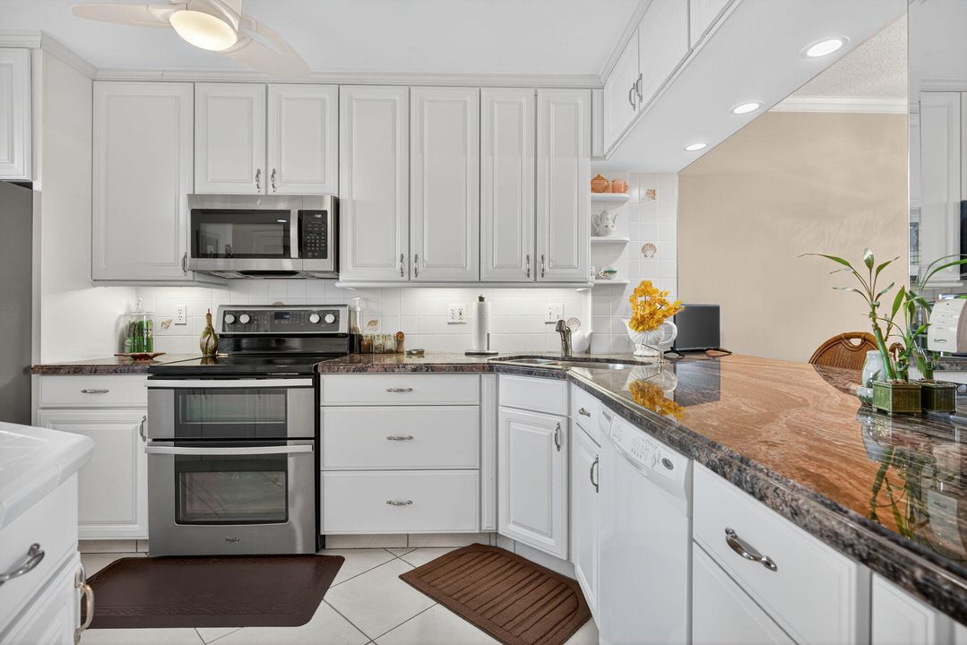 For Sale: $335,000 (2 beds, 2 baths, 1079 Square Feet)