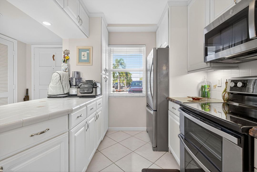 For Sale: $335,000 (2 beds, 2 baths, 1079 Square Feet)