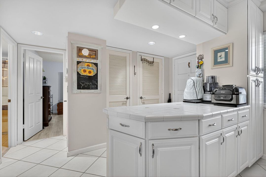 For Sale: $335,000 (2 beds, 2 baths, 1079 Square Feet)