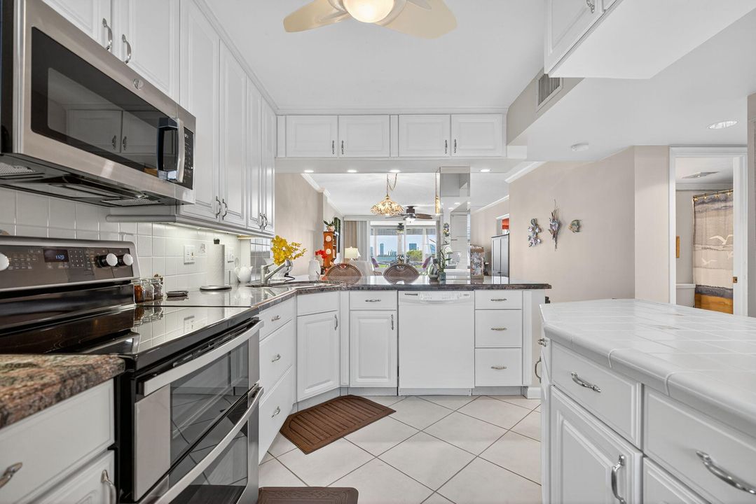 For Sale: $335,000 (2 beds, 2 baths, 1079 Square Feet)