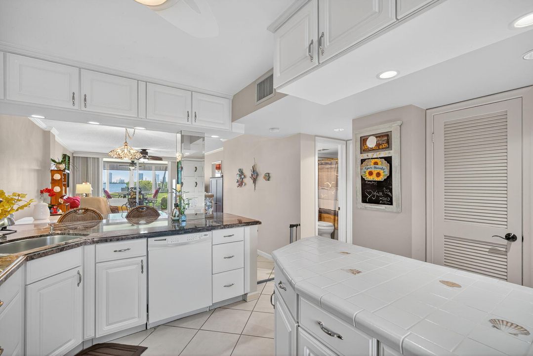 For Sale: $335,000 (2 beds, 2 baths, 1079 Square Feet)