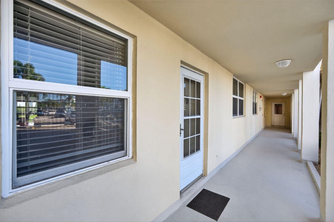 For Sale: $335,000 (2 beds, 2 baths, 1079 Square Feet)