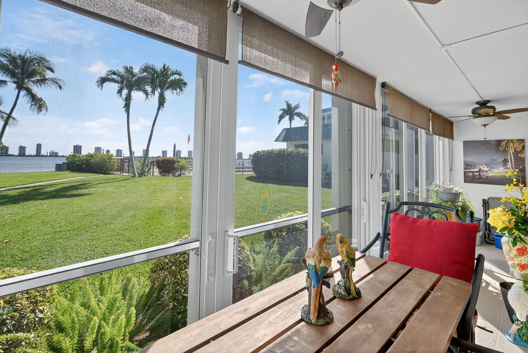 For Sale: $335,000 (2 beds, 2 baths, 1079 Square Feet)