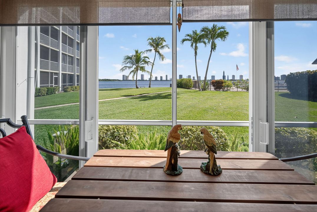 For Sale: $335,000 (2 beds, 2 baths, 1079 Square Feet)