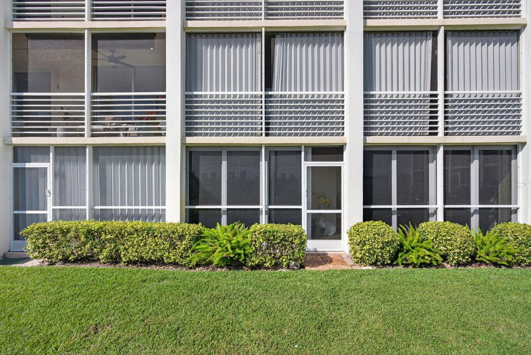 For Sale: $335,000 (2 beds, 2 baths, 1079 Square Feet)