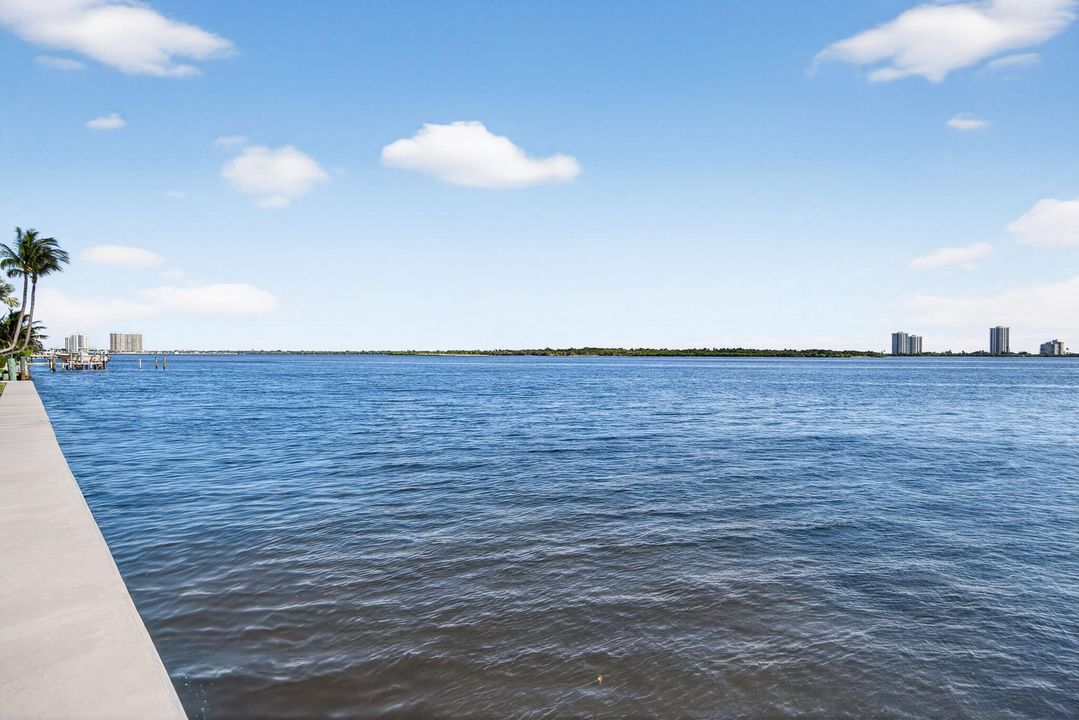 For Sale: $335,000 (2 beds, 2 baths, 1079 Square Feet)