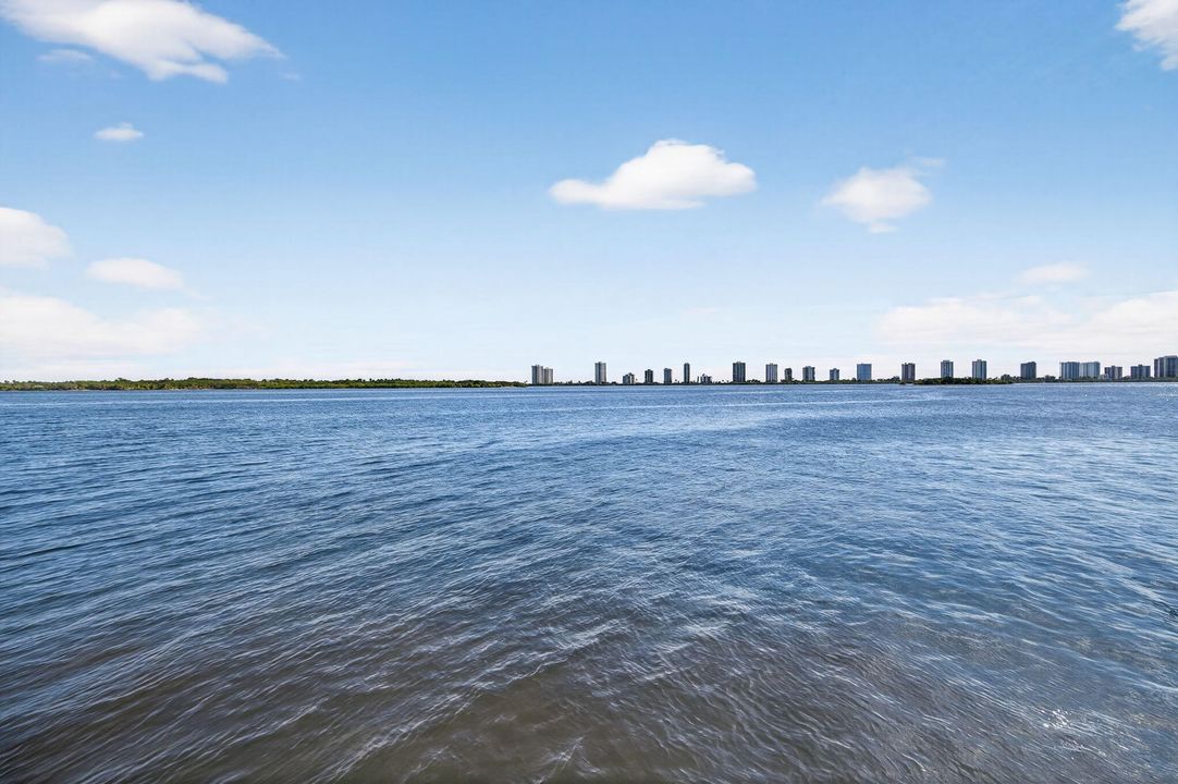 For Sale: $335,000 (2 beds, 2 baths, 1079 Square Feet)