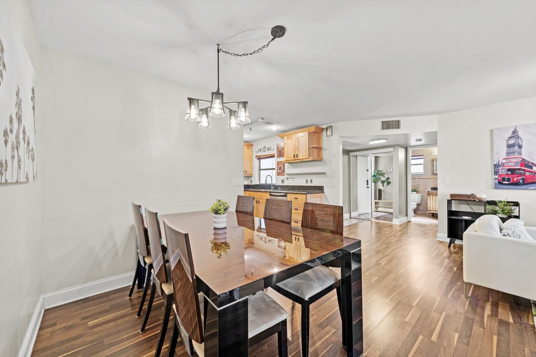 Active With Contract: $255,000 (2 beds, 2 baths, 978 Square Feet)