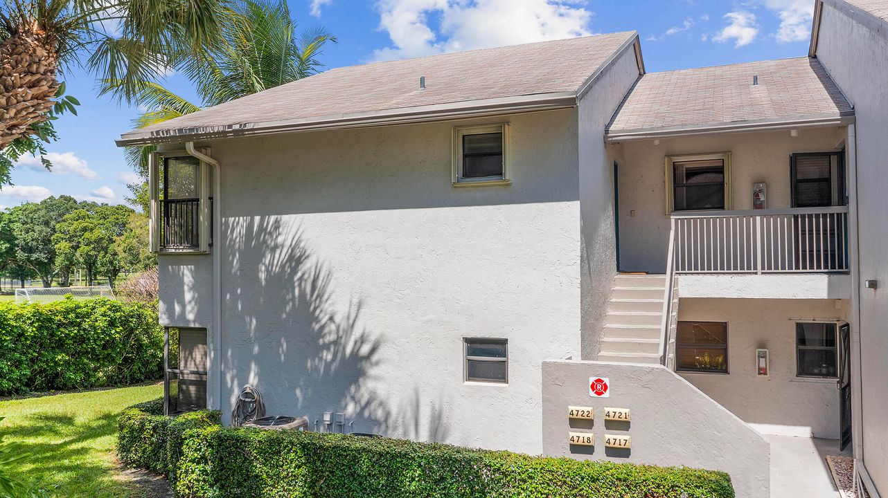 Active With Contract: $255,000 (2 beds, 2 baths, 978 Square Feet)