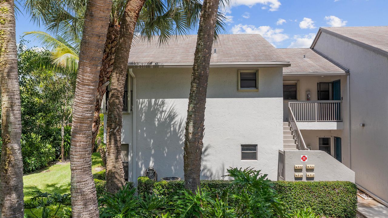 Active With Contract: $255,000 (2 beds, 2 baths, 978 Square Feet)