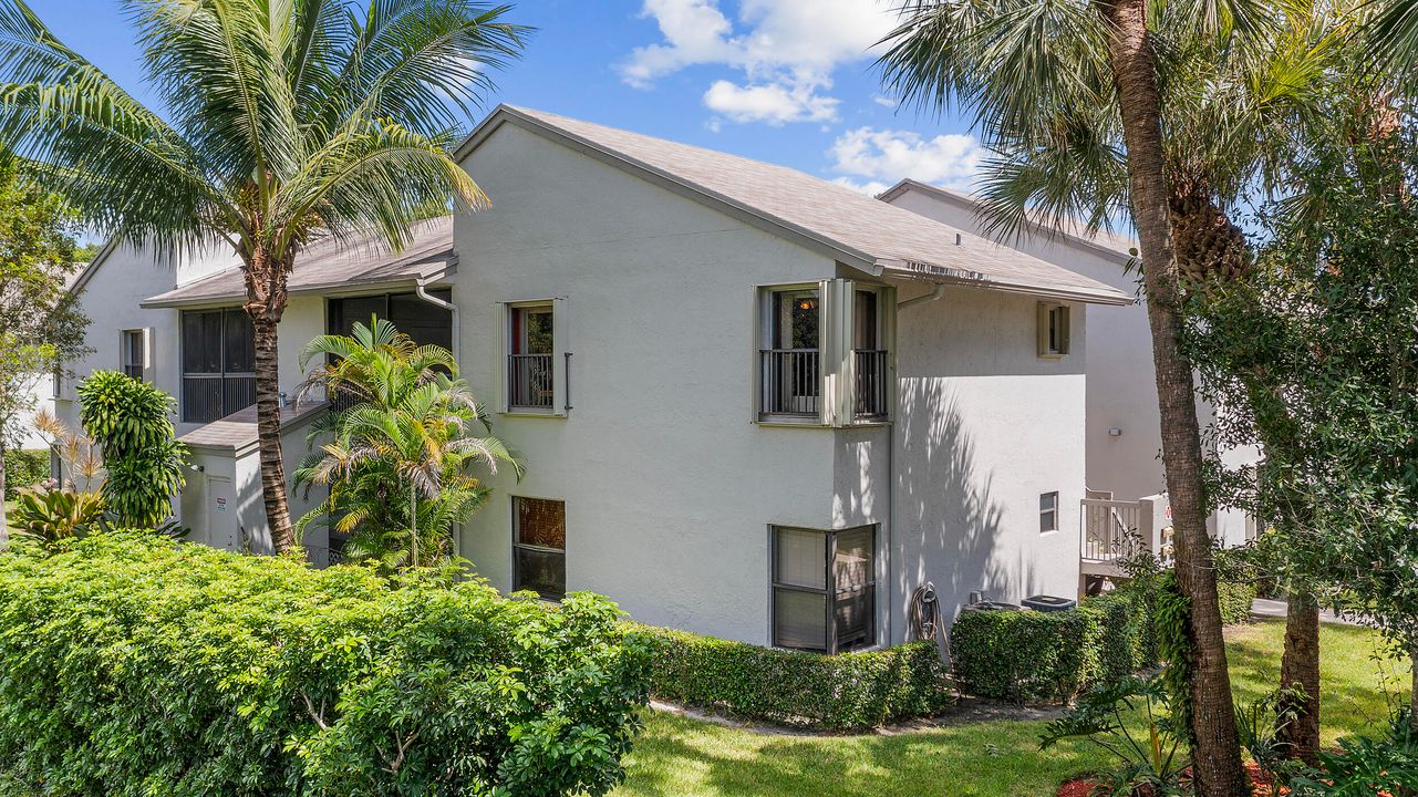 Active With Contract: $255,000 (2 beds, 2 baths, 978 Square Feet)