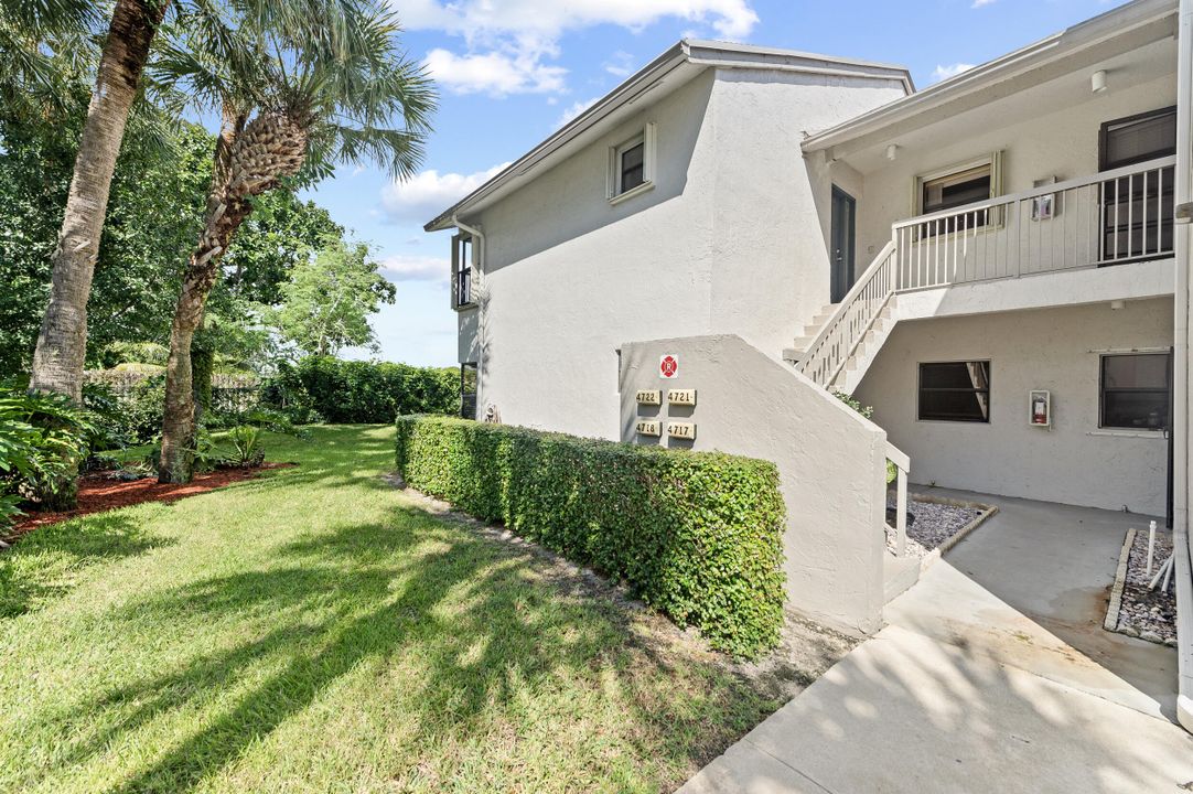 Active With Contract: $255,000 (2 beds, 2 baths, 978 Square Feet)