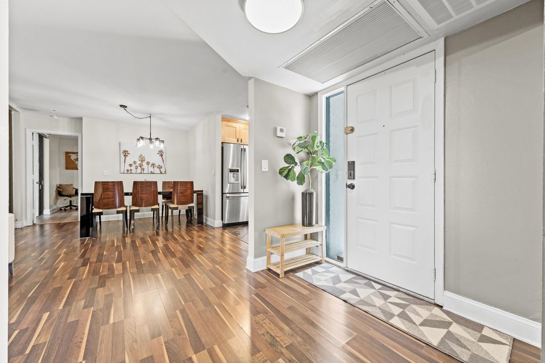 Active With Contract: $255,000 (2 beds, 2 baths, 978 Square Feet)