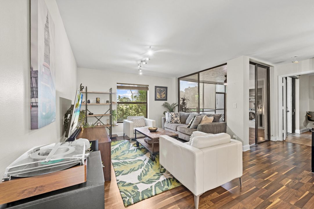 Active With Contract: $255,000 (2 beds, 2 baths, 978 Square Feet)