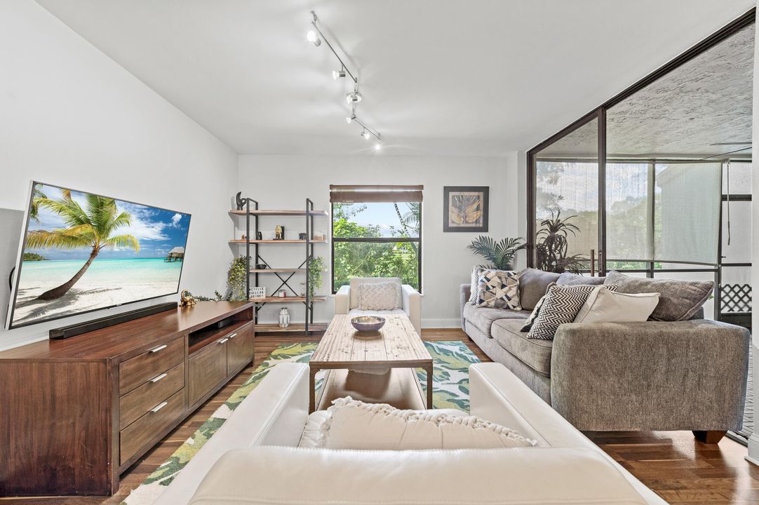 Active With Contract: $255,000 (2 beds, 2 baths, 978 Square Feet)