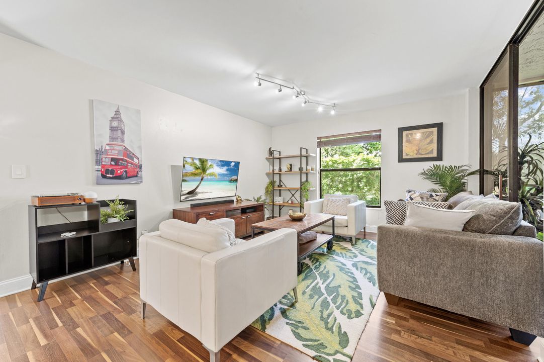 Active With Contract: $255,000 (2 beds, 2 baths, 978 Square Feet)