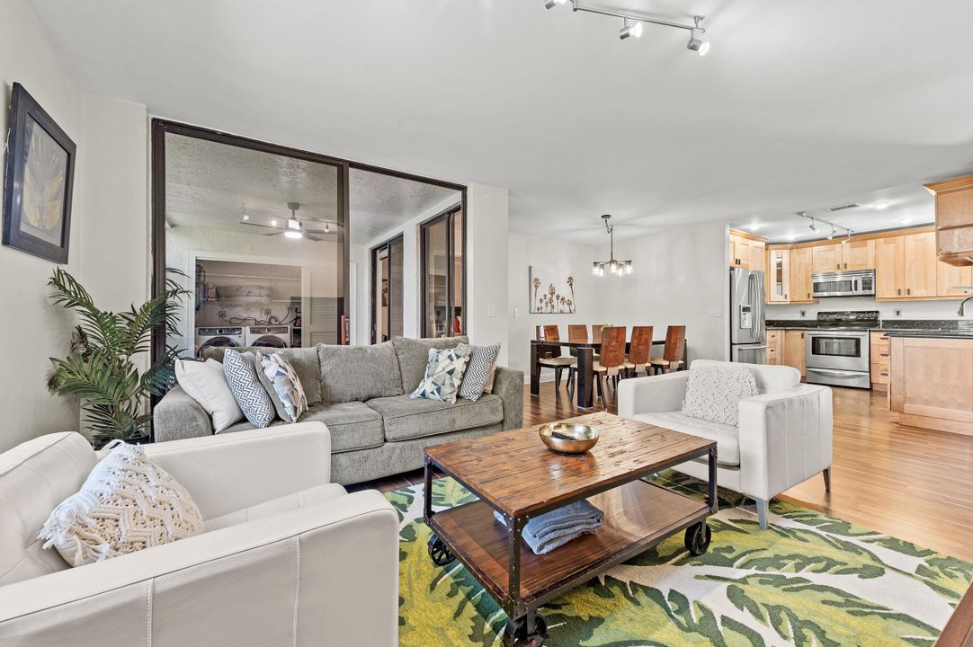 Active With Contract: $255,000 (2 beds, 2 baths, 978 Square Feet)