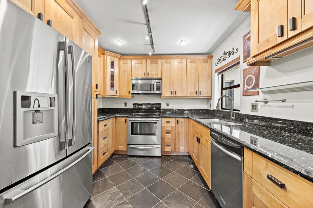 Active With Contract: $255,000 (2 beds, 2 baths, 978 Square Feet)