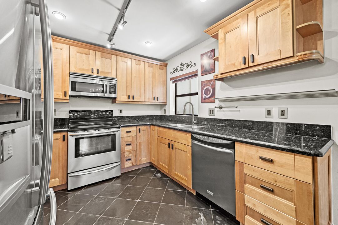 Active With Contract: $255,000 (2 beds, 2 baths, 978 Square Feet)