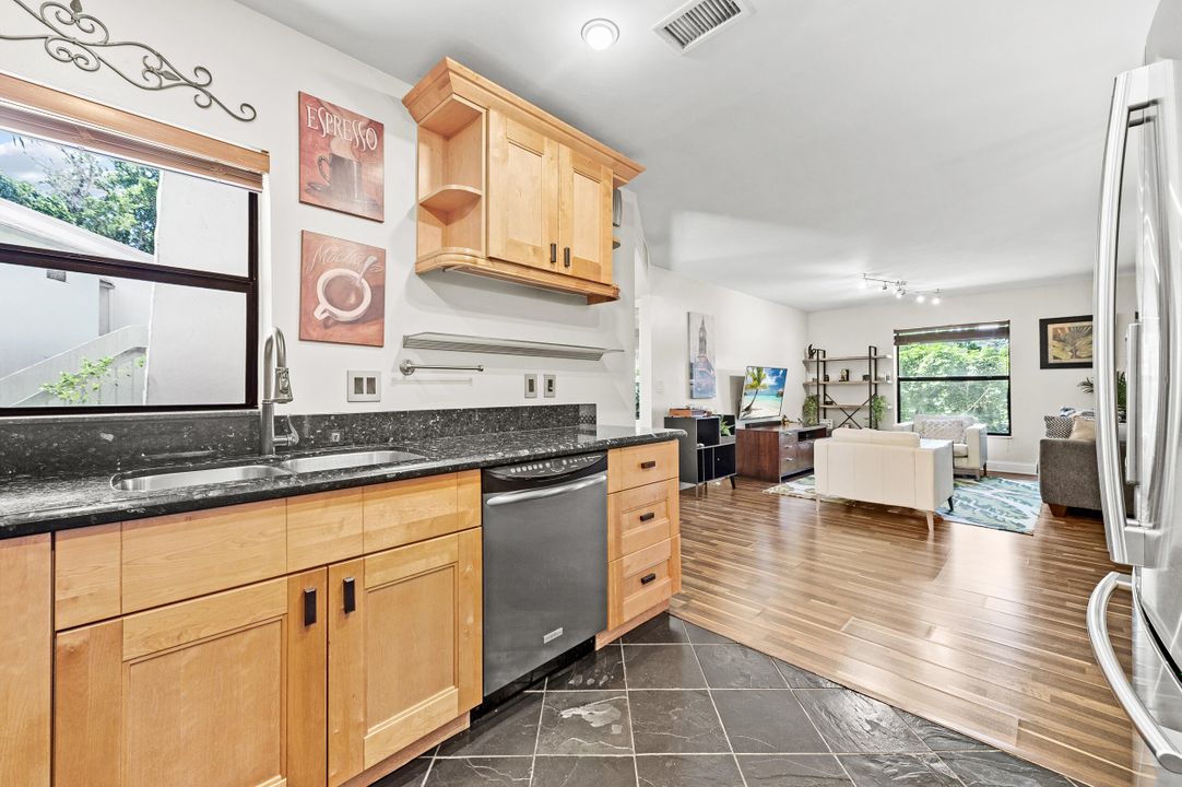 Active With Contract: $255,000 (2 beds, 2 baths, 978 Square Feet)