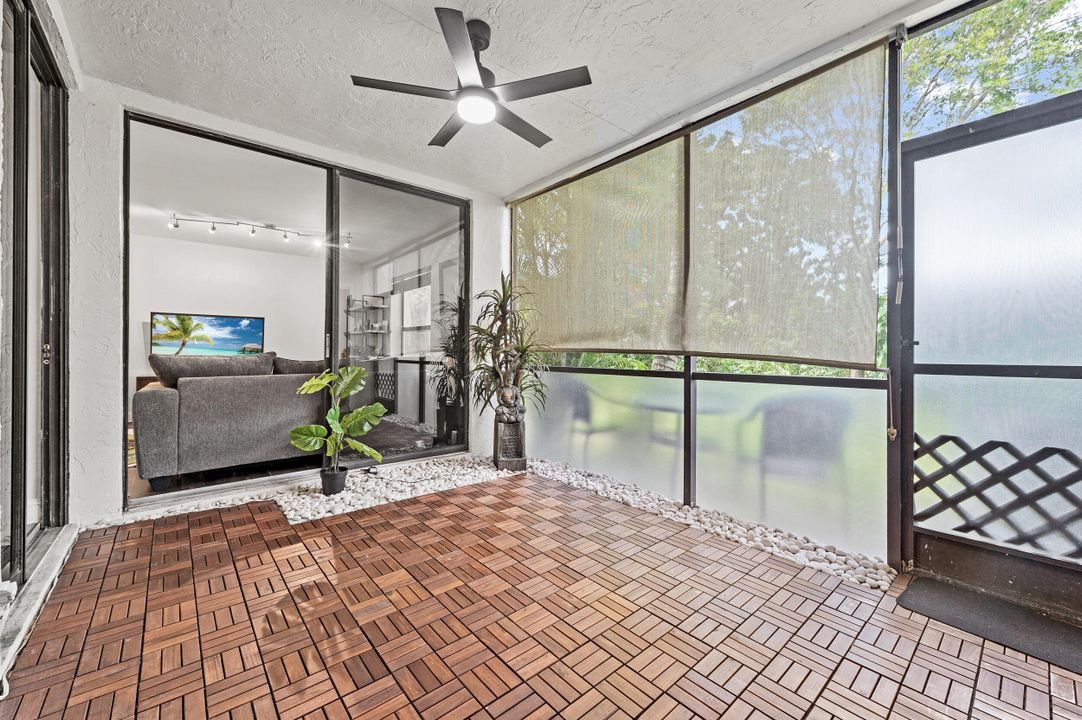 Active With Contract: $255,000 (2 beds, 2 baths, 978 Square Feet)