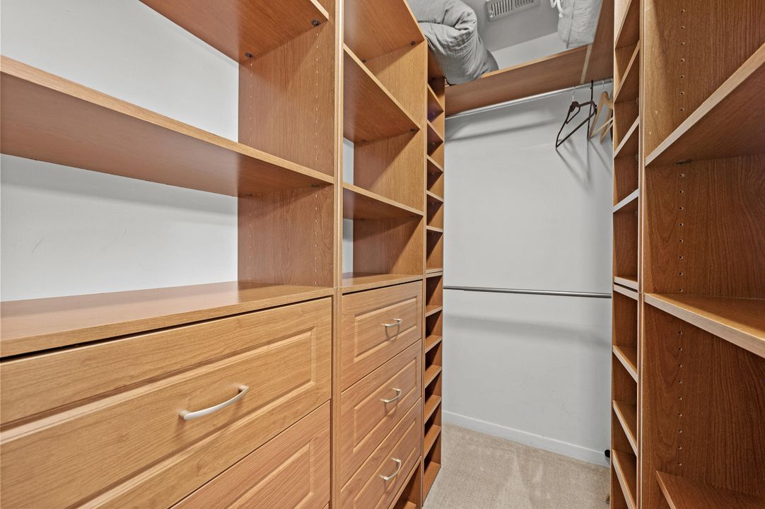 Active With Contract: $255,000 (2 beds, 2 baths, 978 Square Feet)