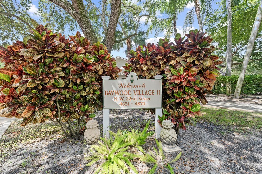 Active With Contract: $255,000 (2 beds, 2 baths, 978 Square Feet)