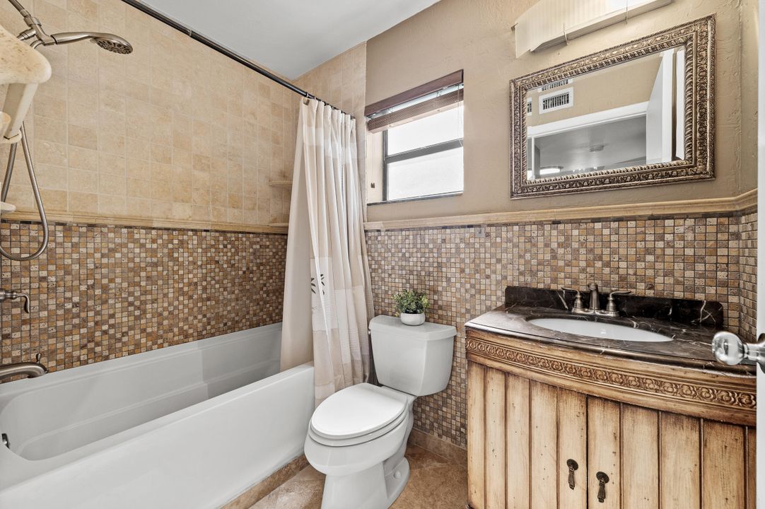 Active With Contract: $255,000 (2 beds, 2 baths, 978 Square Feet)