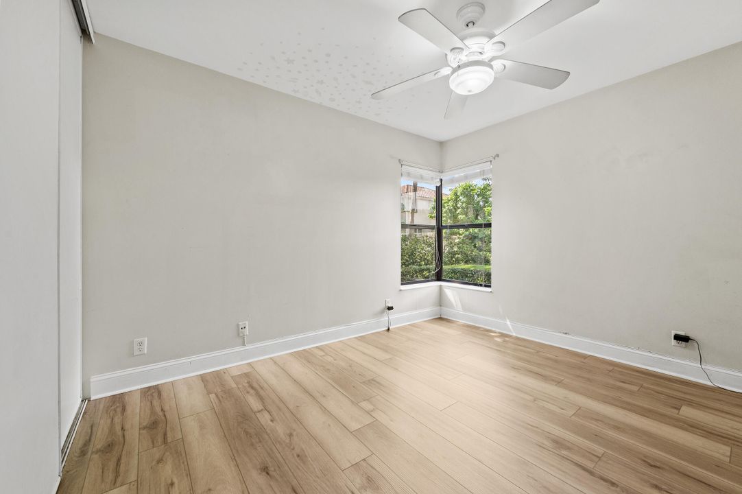 Active With Contract: $255,000 (2 beds, 2 baths, 978 Square Feet)