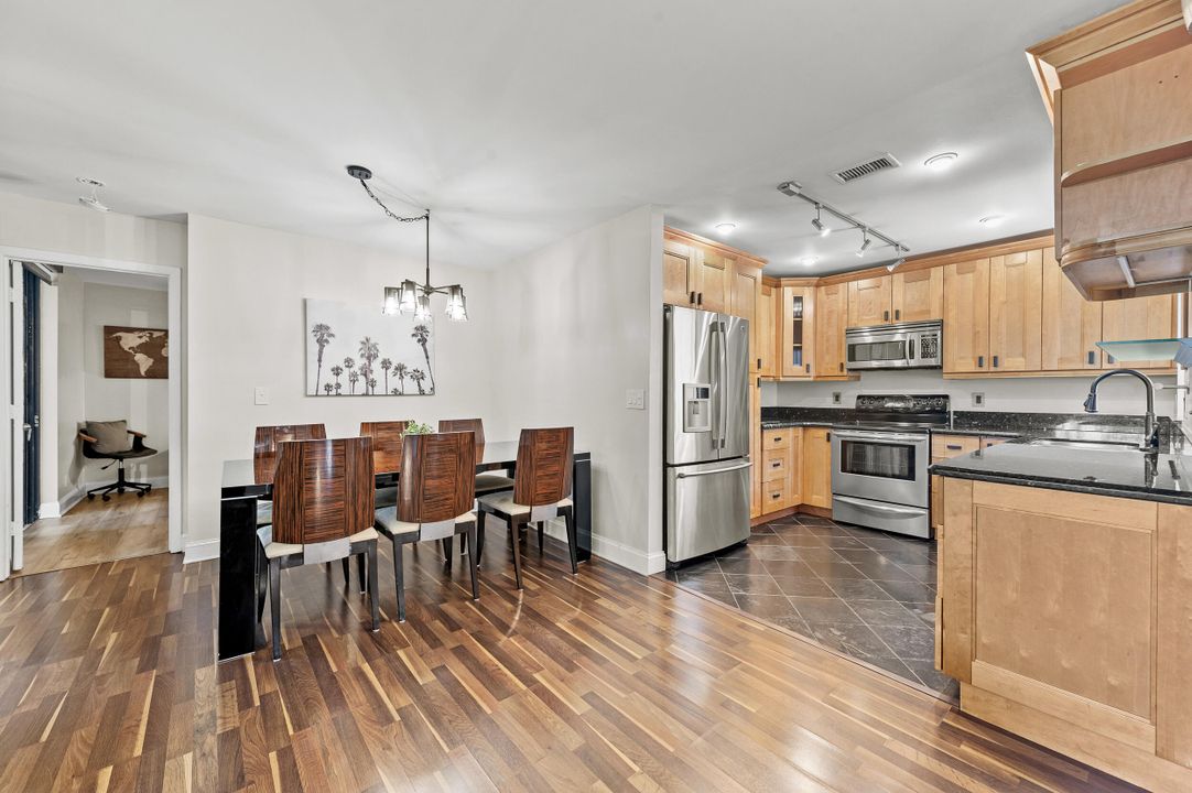 Active With Contract: $255,000 (2 beds, 2 baths, 978 Square Feet)