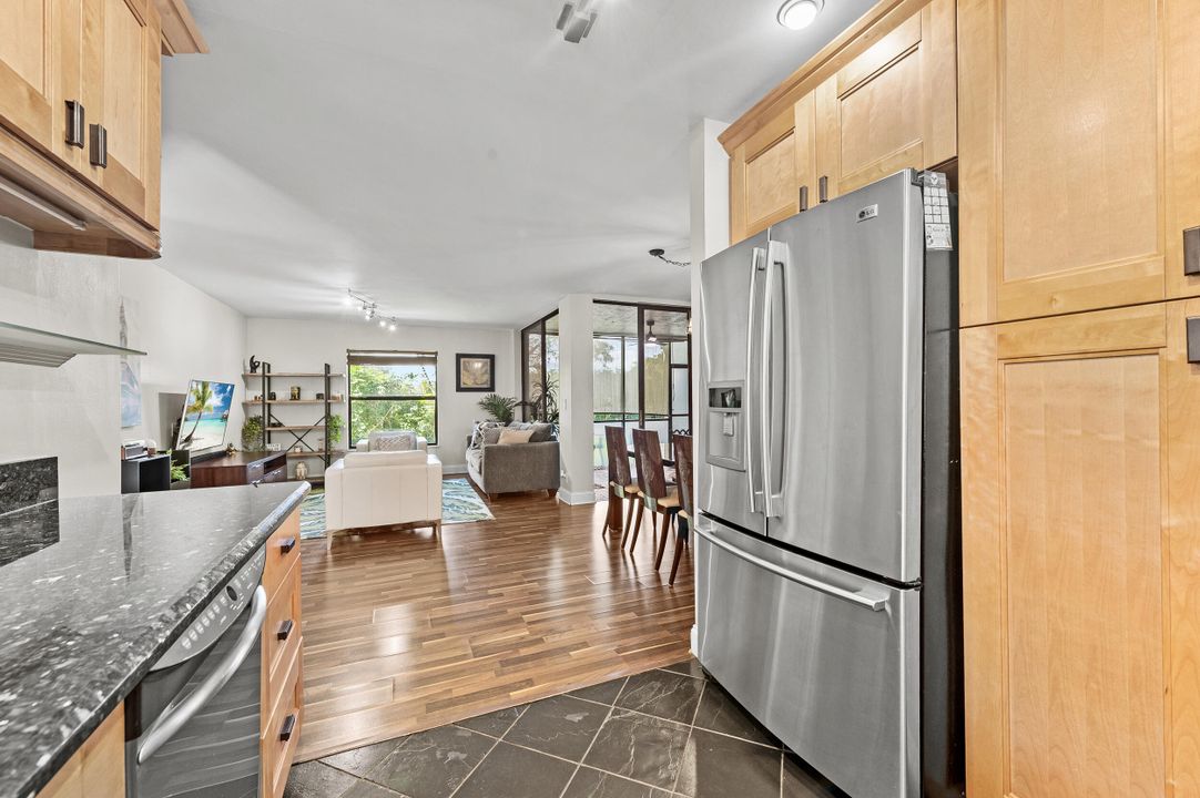 Active With Contract: $255,000 (2 beds, 2 baths, 978 Square Feet)