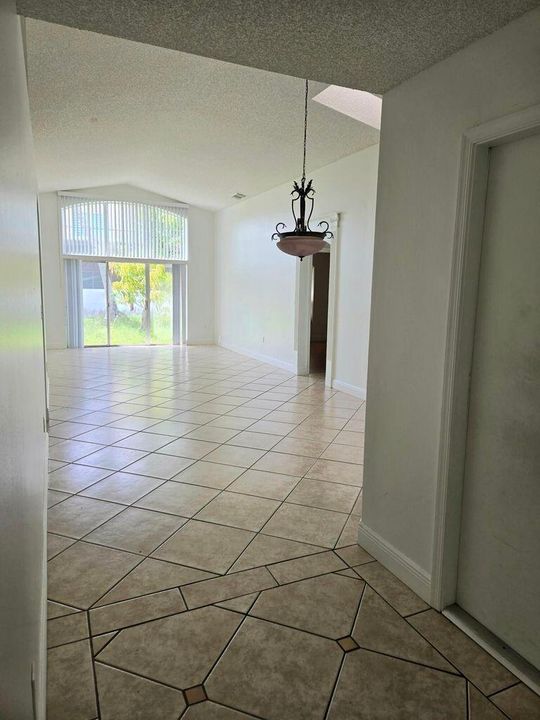 For Sale: $565,000 (3 beds, 2 baths, 1637 Square Feet)