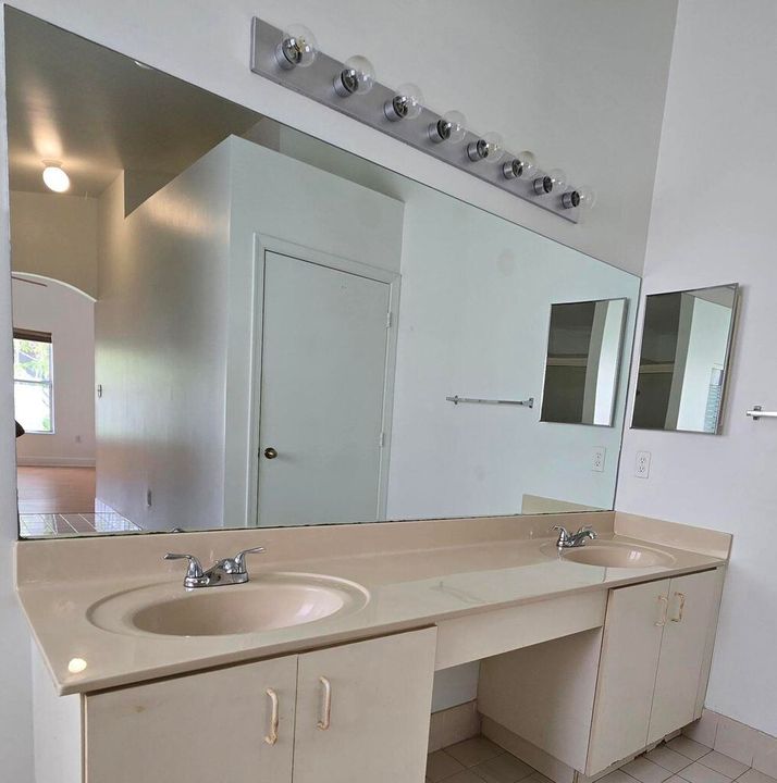 For Sale: $565,000 (3 beds, 2 baths, 1637 Square Feet)