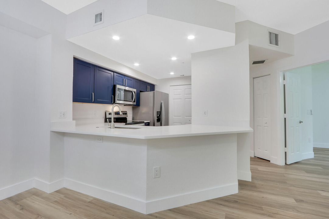 出租: $2,350 (2 贝兹, 1 浴室, 987 平方英尺)