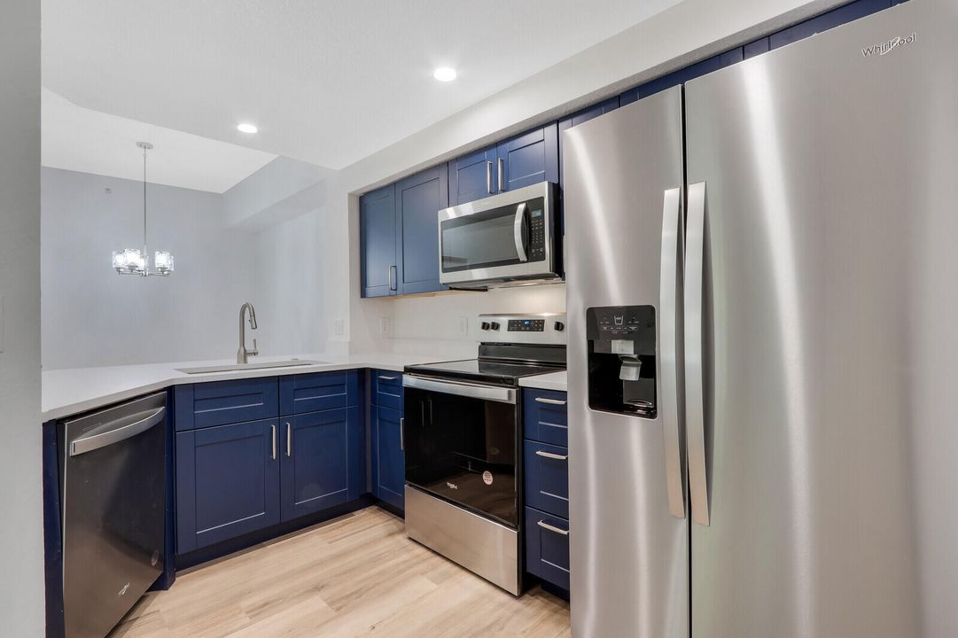 出租: $2,350 (2 贝兹, 1 浴室, 987 平方英尺)