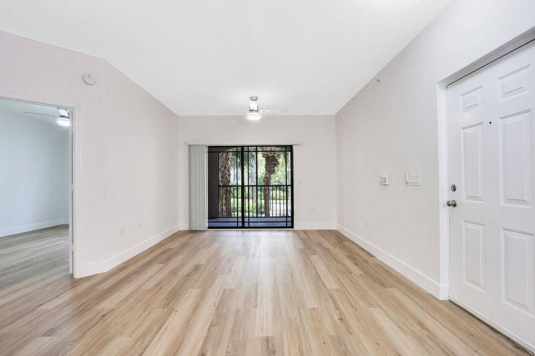 出租: $2,350 (2 贝兹, 1 浴室, 987 平方英尺)